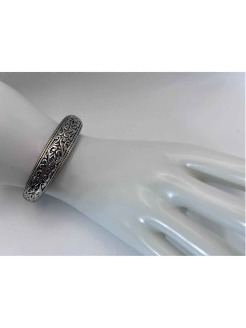 Bracelet Silver Tone Bangle Etched Scroll Hinged Snap Womens Fashion Jewelry